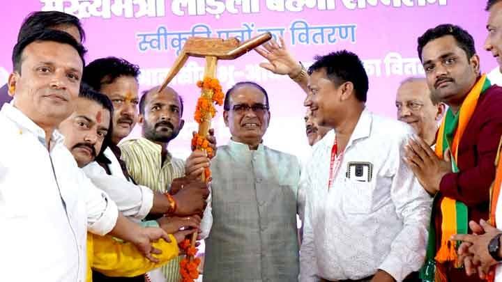 मुख्यमंत्री लाड़ली बहना सम्मेलन में मुख्यमंत्री ने किया लाड़ली परिवार से संवाद